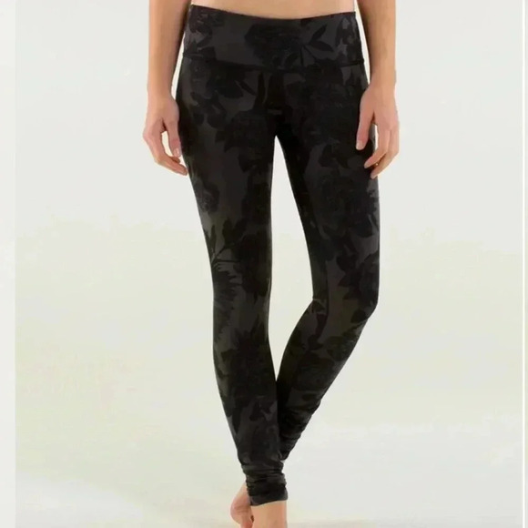 Lululemon Wunder Under Pant
Brisk Bloom Black Soot / Parallel Stripe Blackwhite - Picture 2 of 11